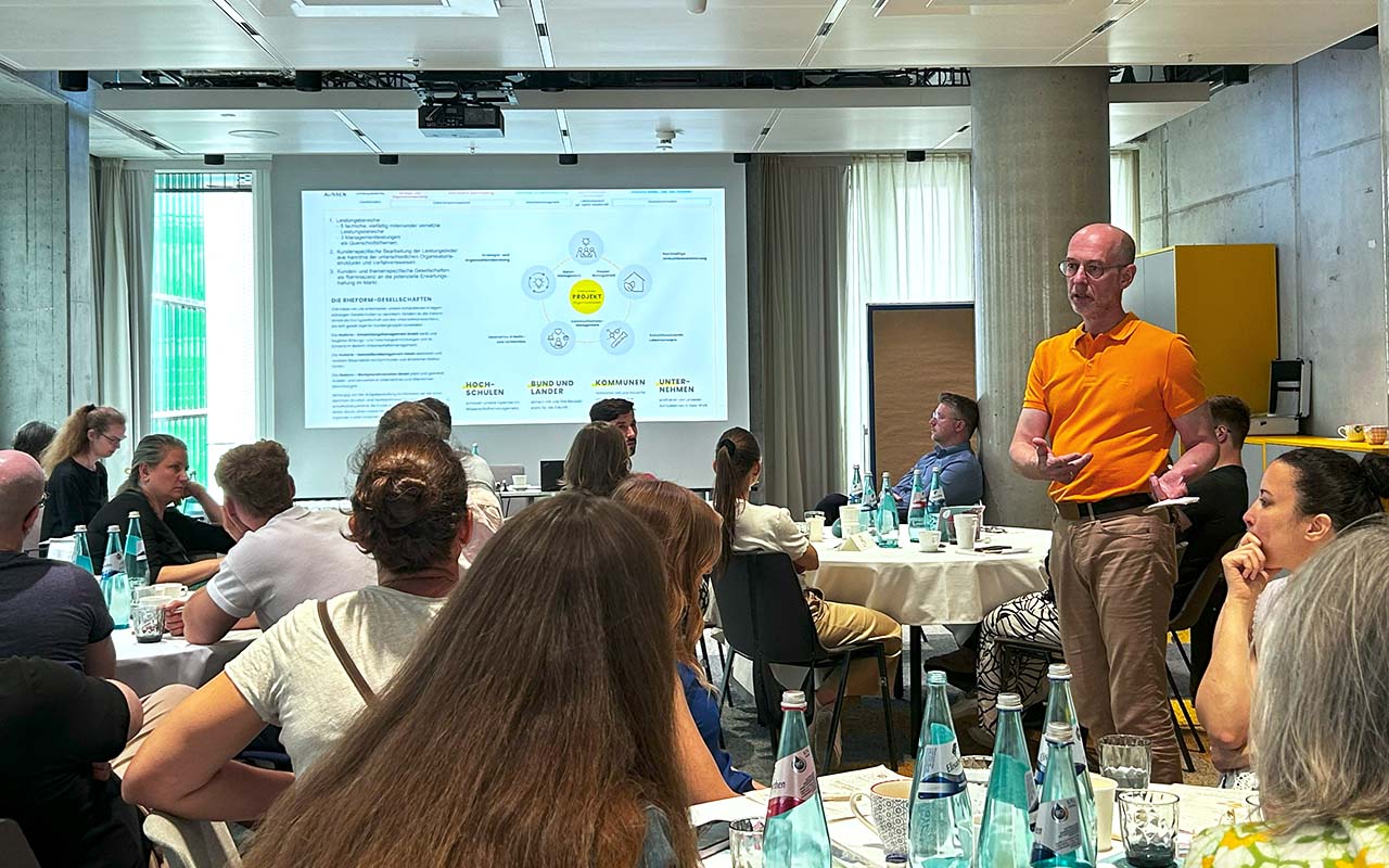rheform-Betriebsversammlung-2025: Joachim Heintze, geschäftsführender Gesellschafter der rheform, steht vor den rheformern.