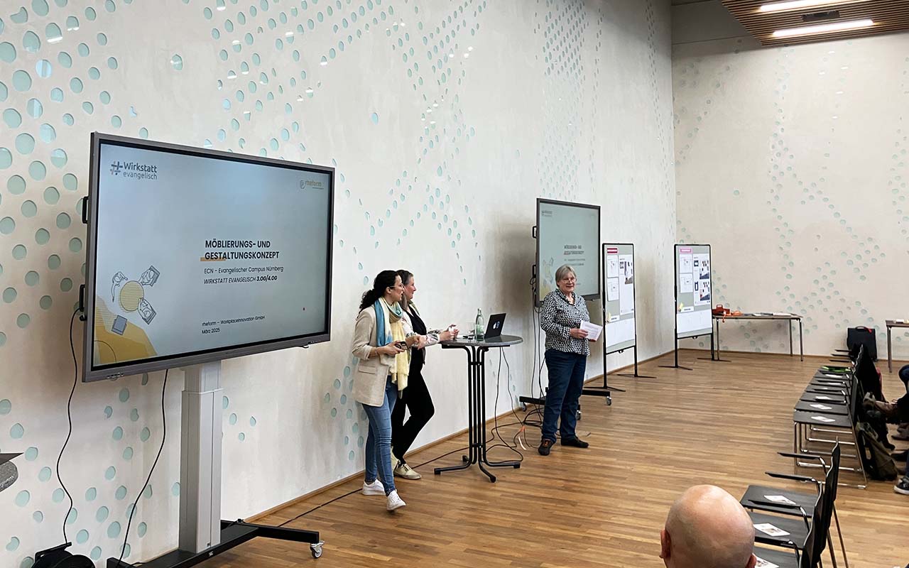 Transformationsbegleitung Wirkstatt Evangelisch: die rheform Gestalterinnen Claudia Schirduan und Banu Dasargöl halten bei der Townhall-Veranstaltung in Nürnberg einen Vortrag zum neuen Möblierungskonzept