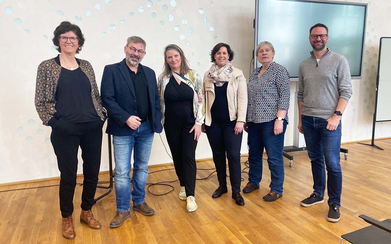 Transformationsbegleitung Wirkstatt Evangelisch: Gruppenfoto der Leiter:innen der Wirkstatt evangelisch gemeinsam mit en rheform-Gestalterinnen Claudis Schirduan und Nina Kaufmann.