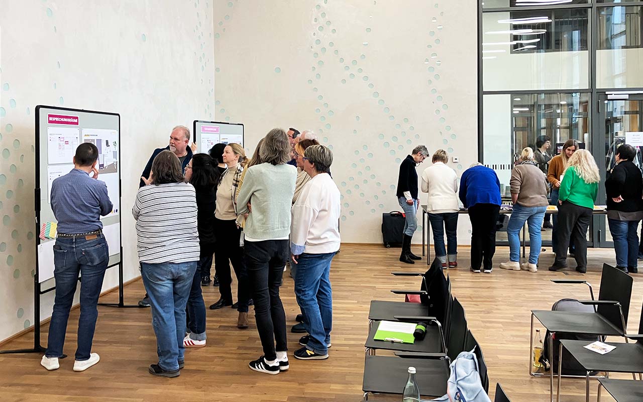 Transformationsbegleitung Wirkstatt evangelisch: Townhall-Veranstaltung in Nürnberg, bei der die rheform-Gestalterinnen ihr Gestaltungs- und Möblierungskonzept und ide zukünftigen Änderungen vorgestellt haben