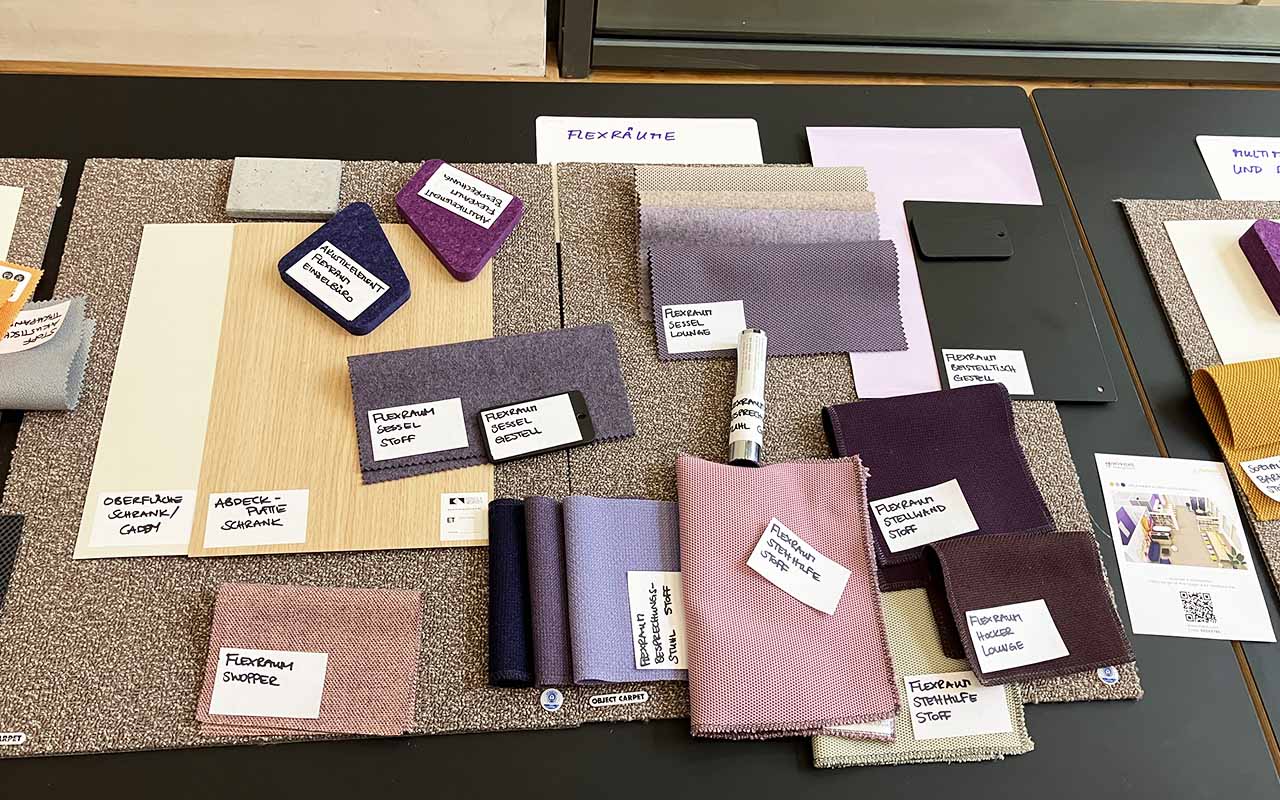 Transformationsbegleitung Wirkstatt evangelisch: Look and Feel mit Stoffmustern bei der Townhall-Veranstaltung in Nürnberg, Stoffmuster in den Farben der Wirkstatt auf einem Tisch