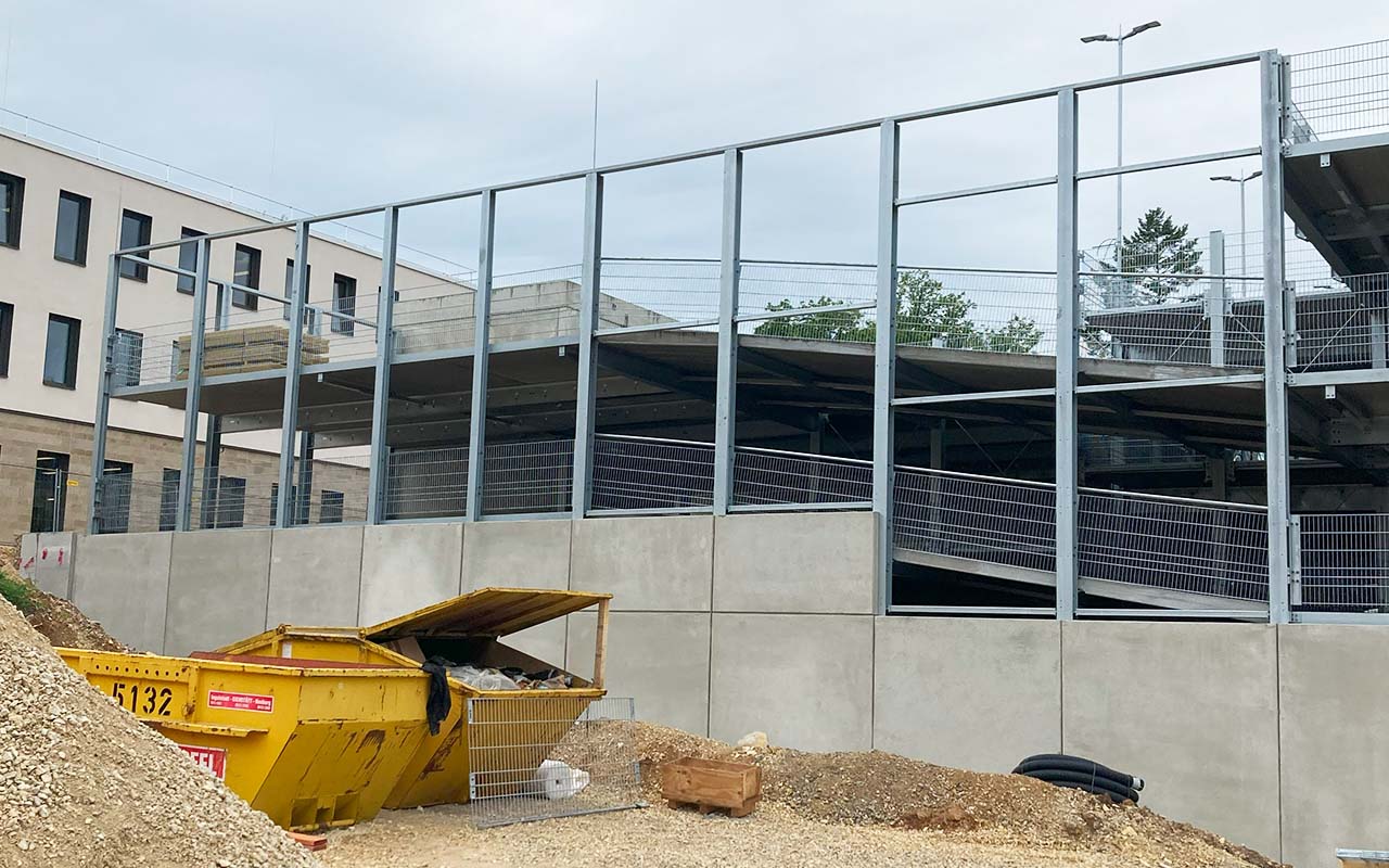 parkhausbau-dlz-eichstaett-integrale-vergabe: zeigt den bau im mai 2025, die treppenhaeuser waren bereits fertig