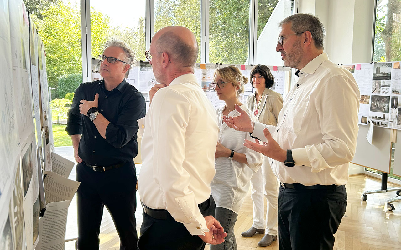 Jurysitzung campus³-Preis 2025: Die Jurymitglieder vor den Plänen in Diskussion im großen Sitzungssaal des Deutschen Hochschulverbandes in Bonn.