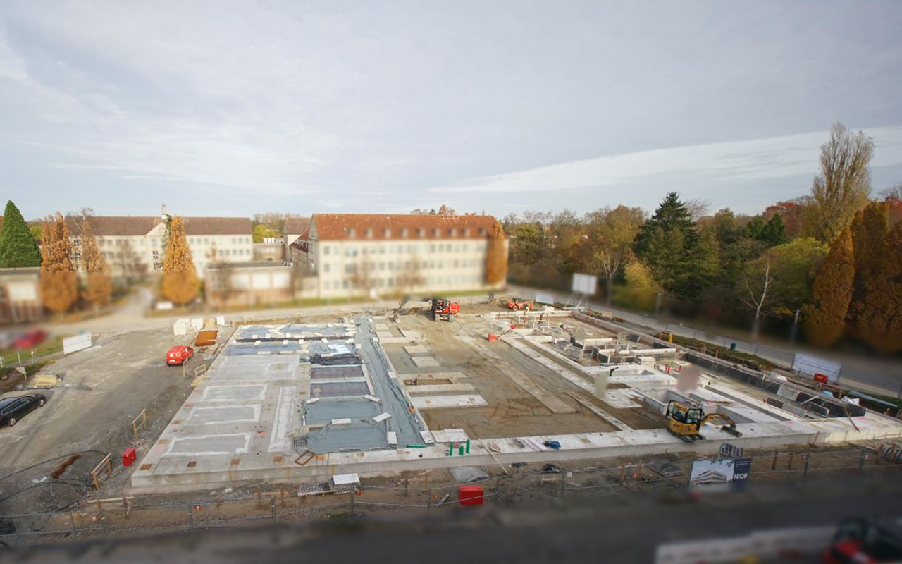grundsteinlegung helmholtz institut für one health: baukamera zeigt den baufortschritt auf der baustelle, rheform betreut das projekt in der laborplanung unter hochsicherheitsbedingungen