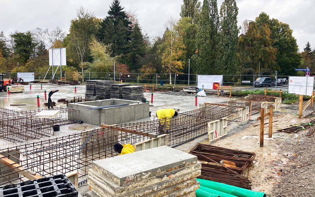 planung unter hochsicherheitsbedingungen beim HIOH in greifswald: das fundament für das helmholtz institut für one health ist gelegt, hier siehr man die bodenplatte und bauarbeiter bei der arbeit