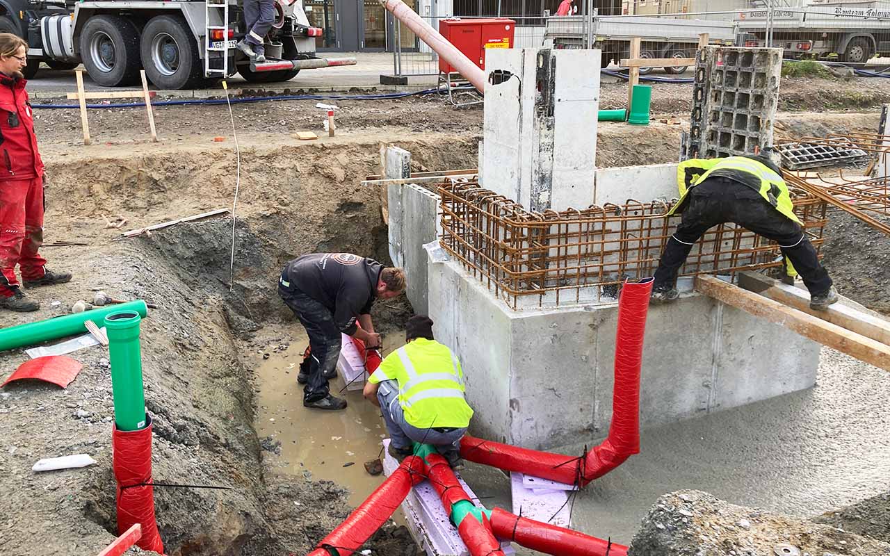 grundsteinlegung-hioh-greifswald: das bild zeigt den baufortschritt und bauarbeitende bei der verlegung von rohren