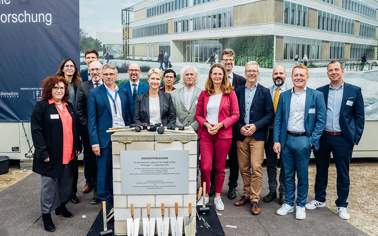 grundsteinlegung-hioh-greifswald: gruppenfoto auf der buehne bei der eröffnungsfeier