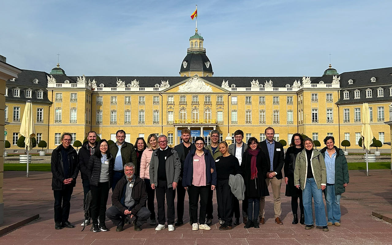 gruppenfoto-user-day-2025: die teilnehmenden vor dem schloss karlsruhe