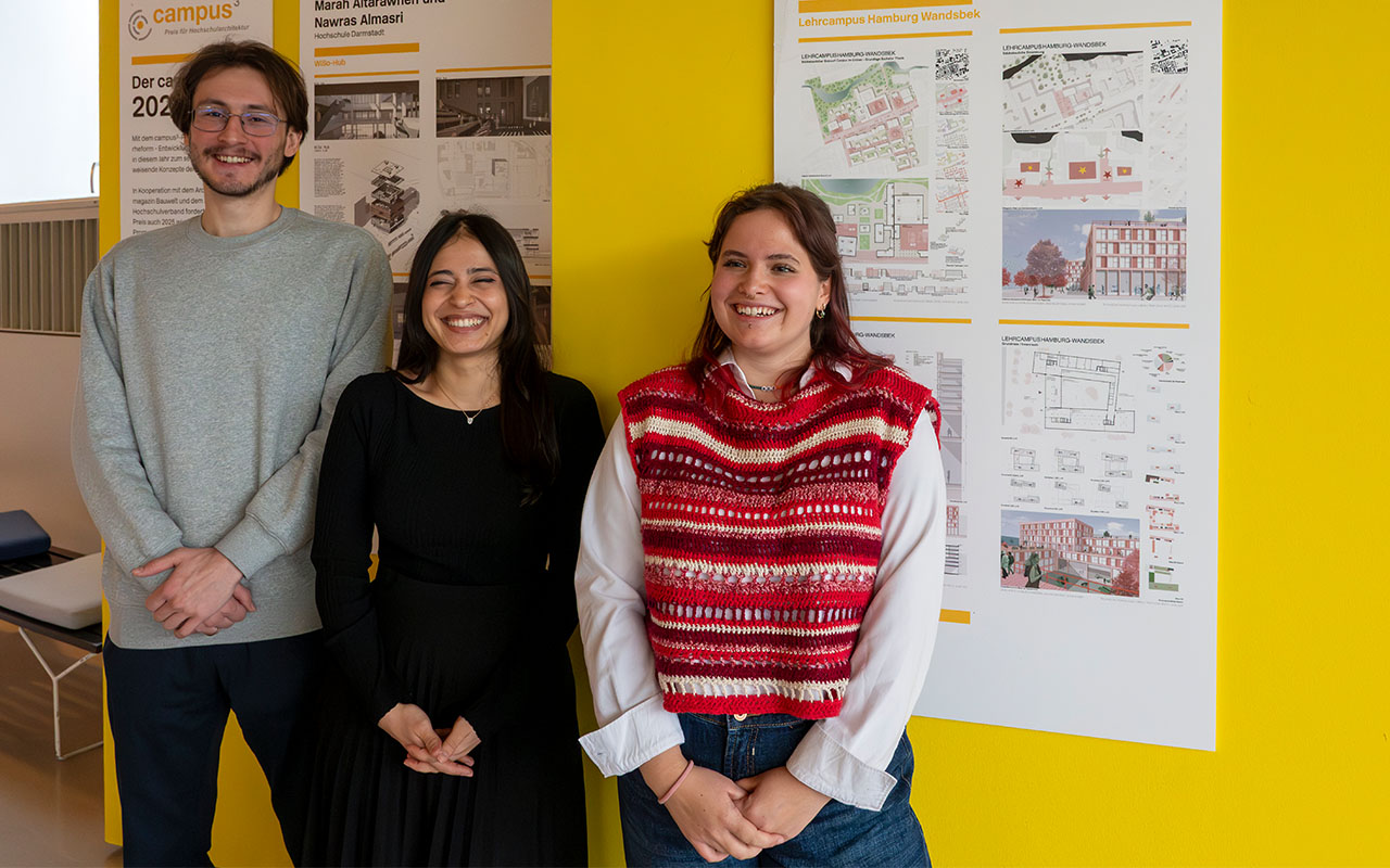Preisverleihung-campus³-Preis-2025: Die Gewinnerinnen der sechsten Ausschreibungsrunde vor der Ausstellung ihrer Pläne in der Universität der Künste Berlin (Bauwelt Kongress).