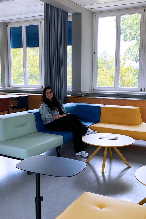 New-Learning und Denkmalschutz OTH Regensburg: Zeigt rheform-Gestalterin Yuliana Vargas-Galvis auf der neuen Aufenthaltsfläche an der Prüfeninger Straße.