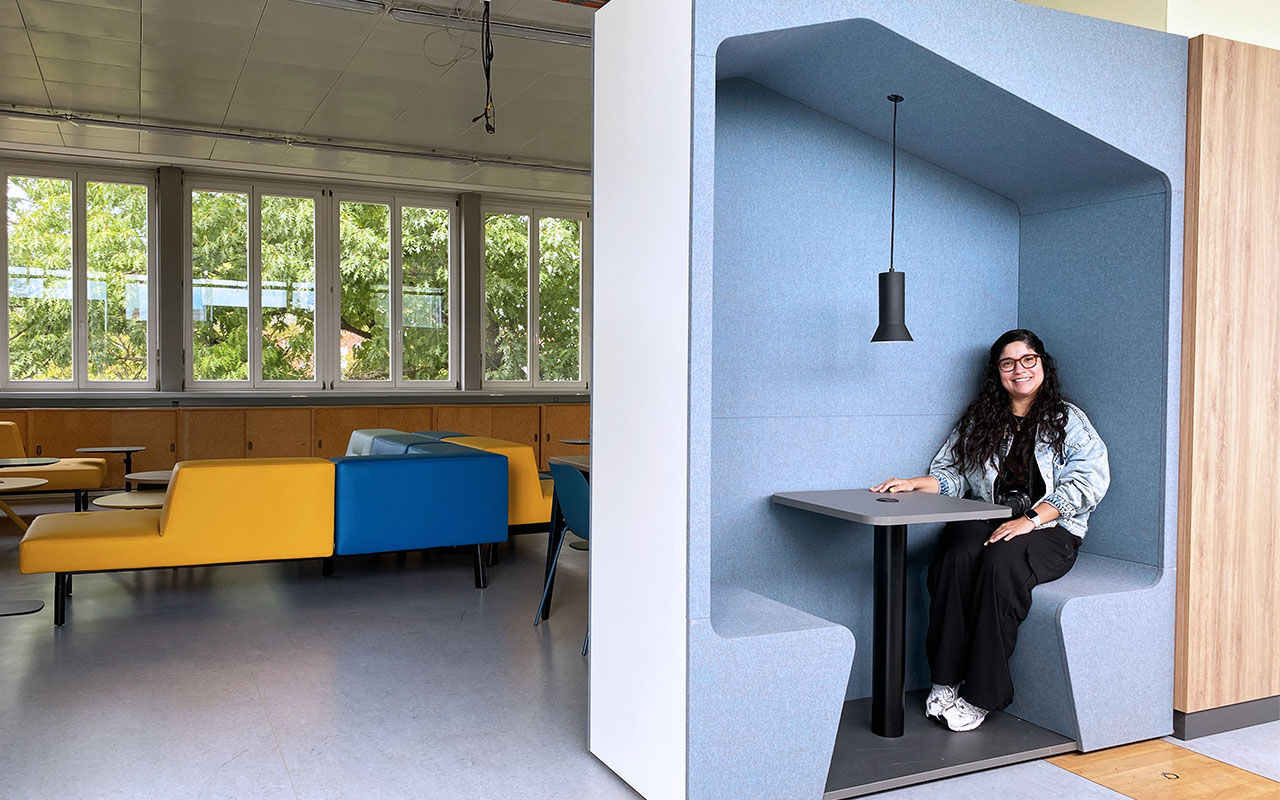 New-Learning-OTH-Regensburg: Zeigt rheform-Gestalterin Yuiliana Vargas-Galvis in einer der Lernboxen im "Studi-Loft", die Studierende für konzentrierte Einzelarbeiten nutzen können.