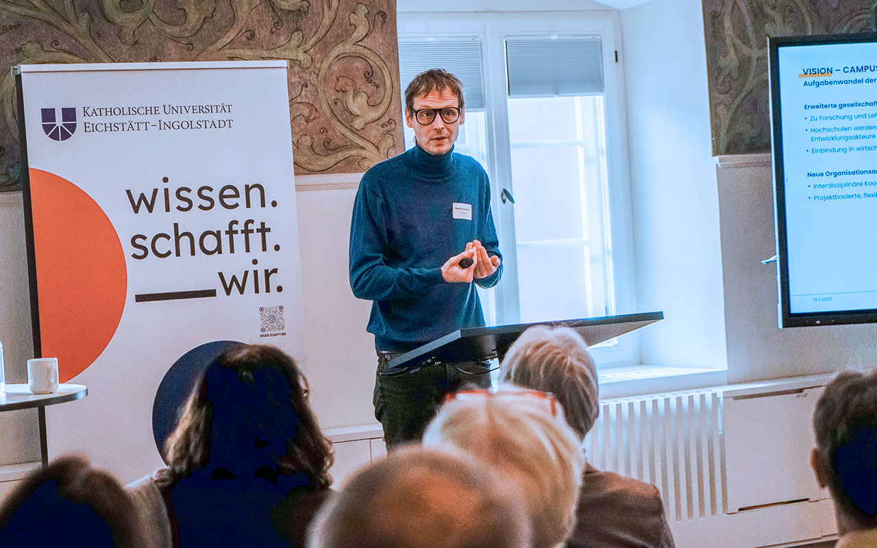 Future-Festival-2025: Rochus Wiedemer bei seinem Vortrag in Ingolstadt auf der Bühne