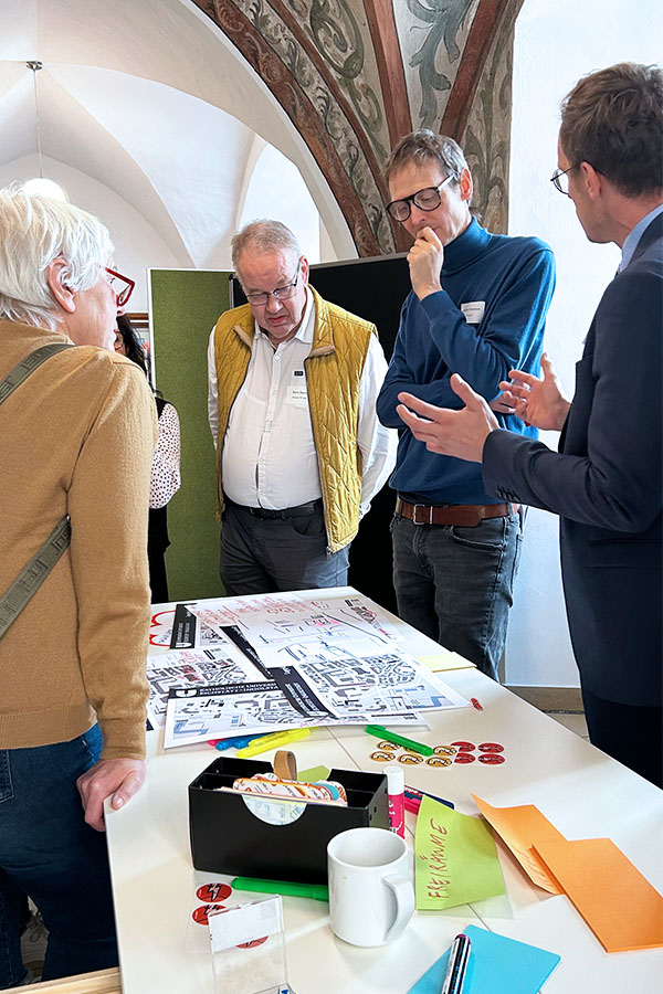 Future-Festival-2025: Diskussion am Thementisch des Workshops "Hohe Schule" mit Rochus Wiedemer von der rheform