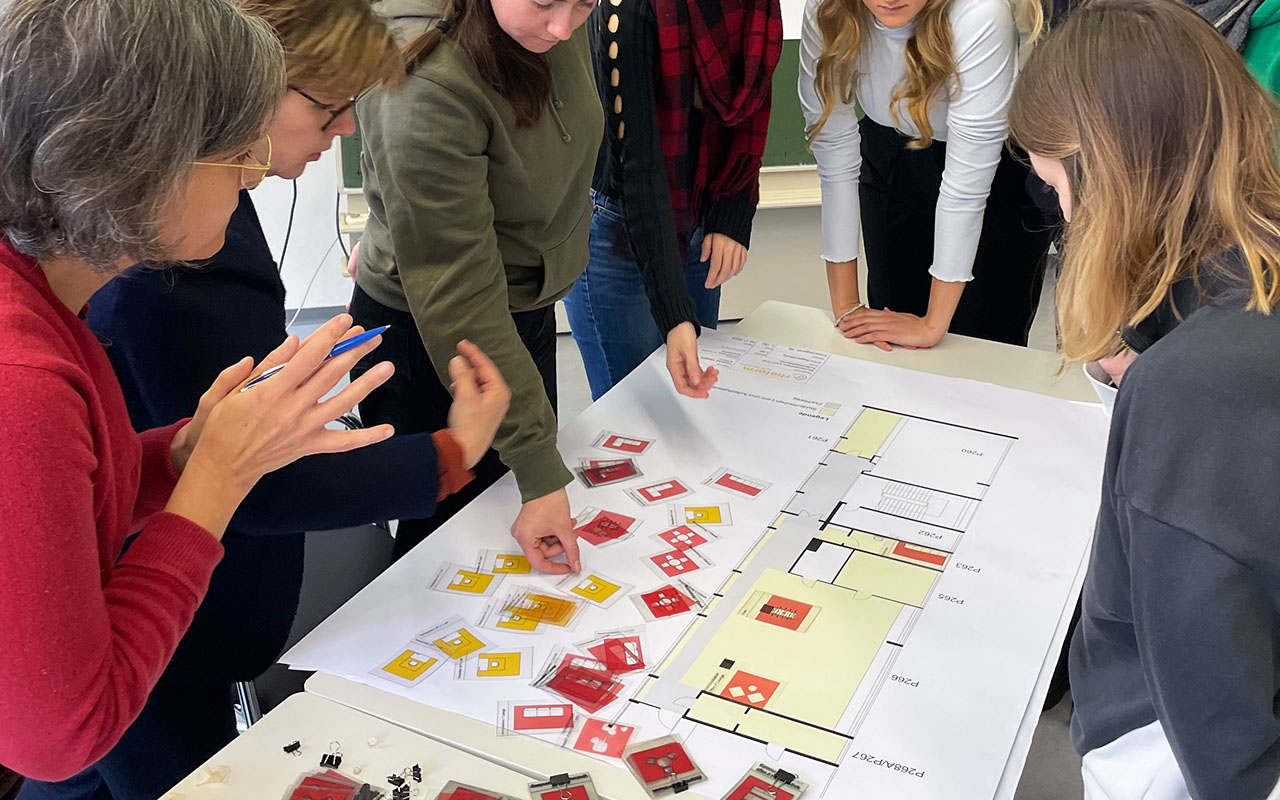 New-Learning-OTH-Regensburg: Im Nutzerworshop durften die Studierenden sich ihr ideales "Studi-Loft" selbst zusammenbauen. Zeigt die rheform-Gestalterinnen Chiara Poggi und Maren Schwalm mit den Studierenden.