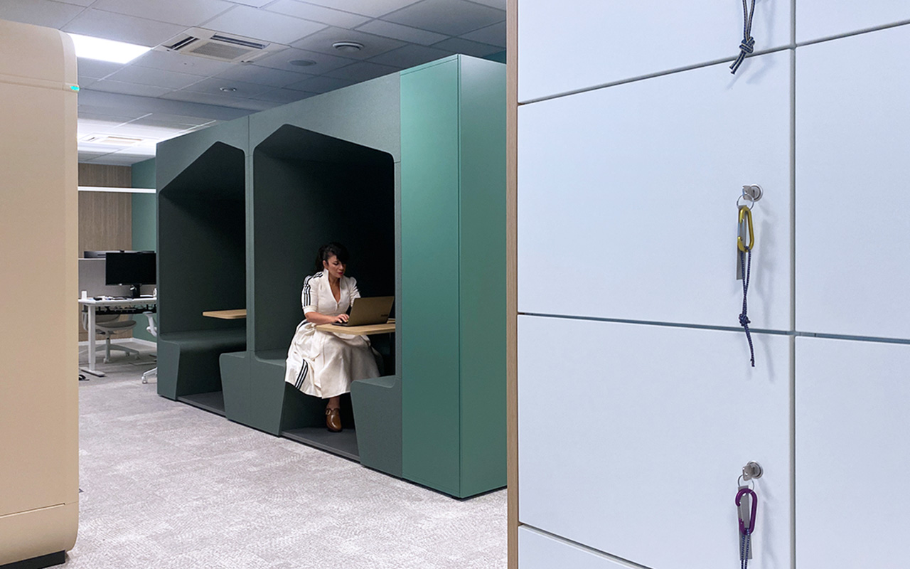 New-Work-Sporthaus-Schuster: rheform-Gestalterin Mahsa Teymouri in einer der Fokusboxen auf der neuen Fläche in der Rosenstraße