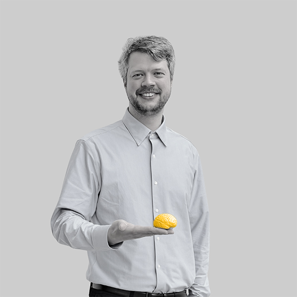 Team-rheform: Lukas Kilo von den zukunftsweisenden Laborkonzepten der rheform mit einem Gehirn-Stressball