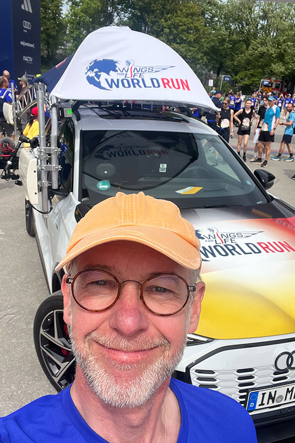 Wings-for-Life-World-Run 2026: Joachim Heintze vor dem Catcher Car beim Flagship Run in München.